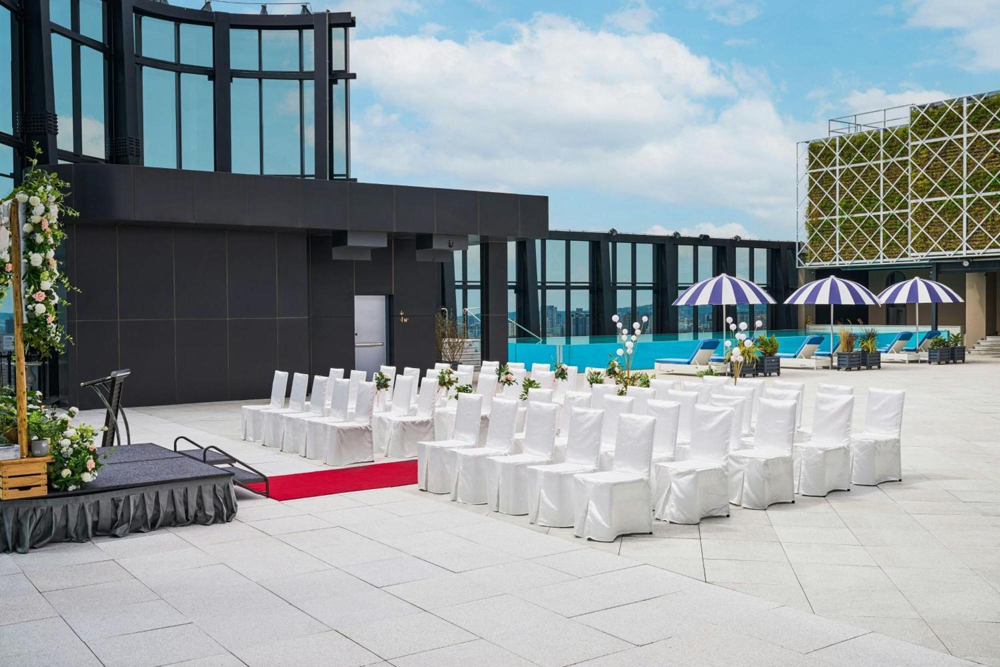 Le Meridien 타이중 외부 사진 The rooftop pool at the hotel