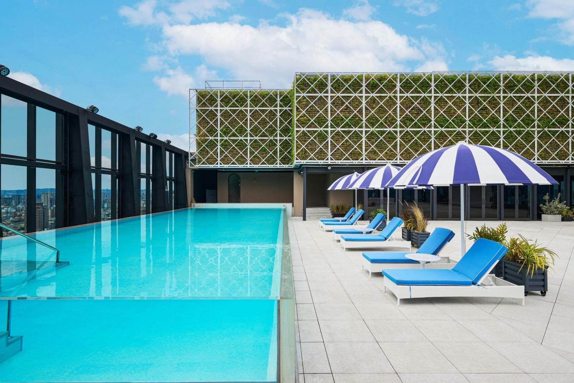 Le Meridien 타이중 외부 사진 Rooftop pool at The Standard East Village