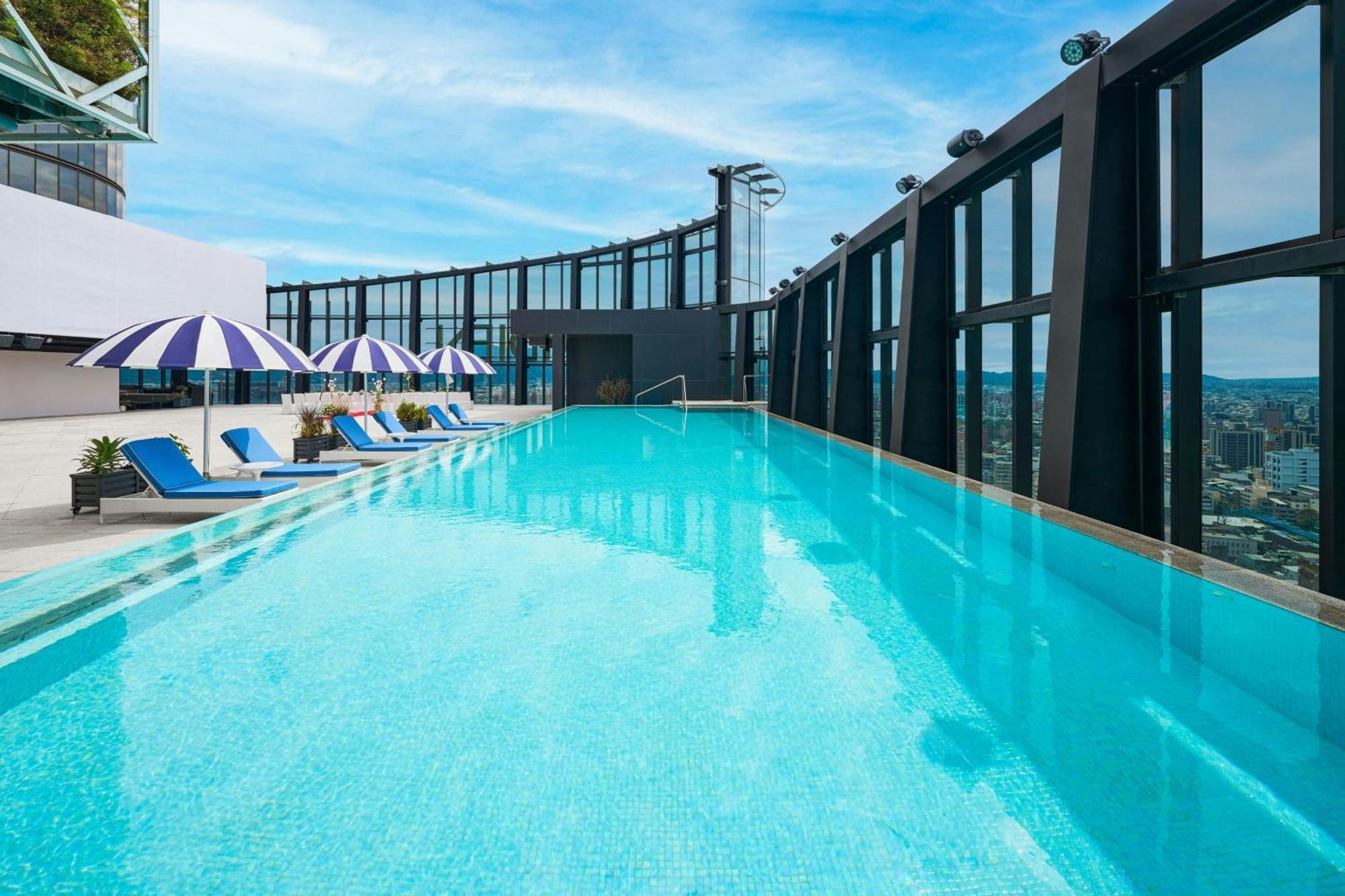 Le Meridien 타이중 외부 사진 The rooftop pool at the hotel