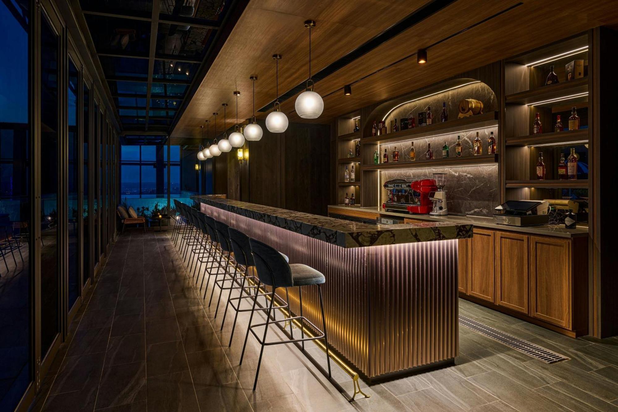 Le Meridien 타이중 외부 사진 The bar at the 360° Sky Lounge